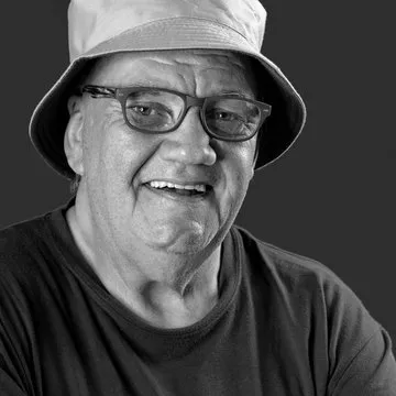 正在觀看世界盃直播並查看平台活動的球迷